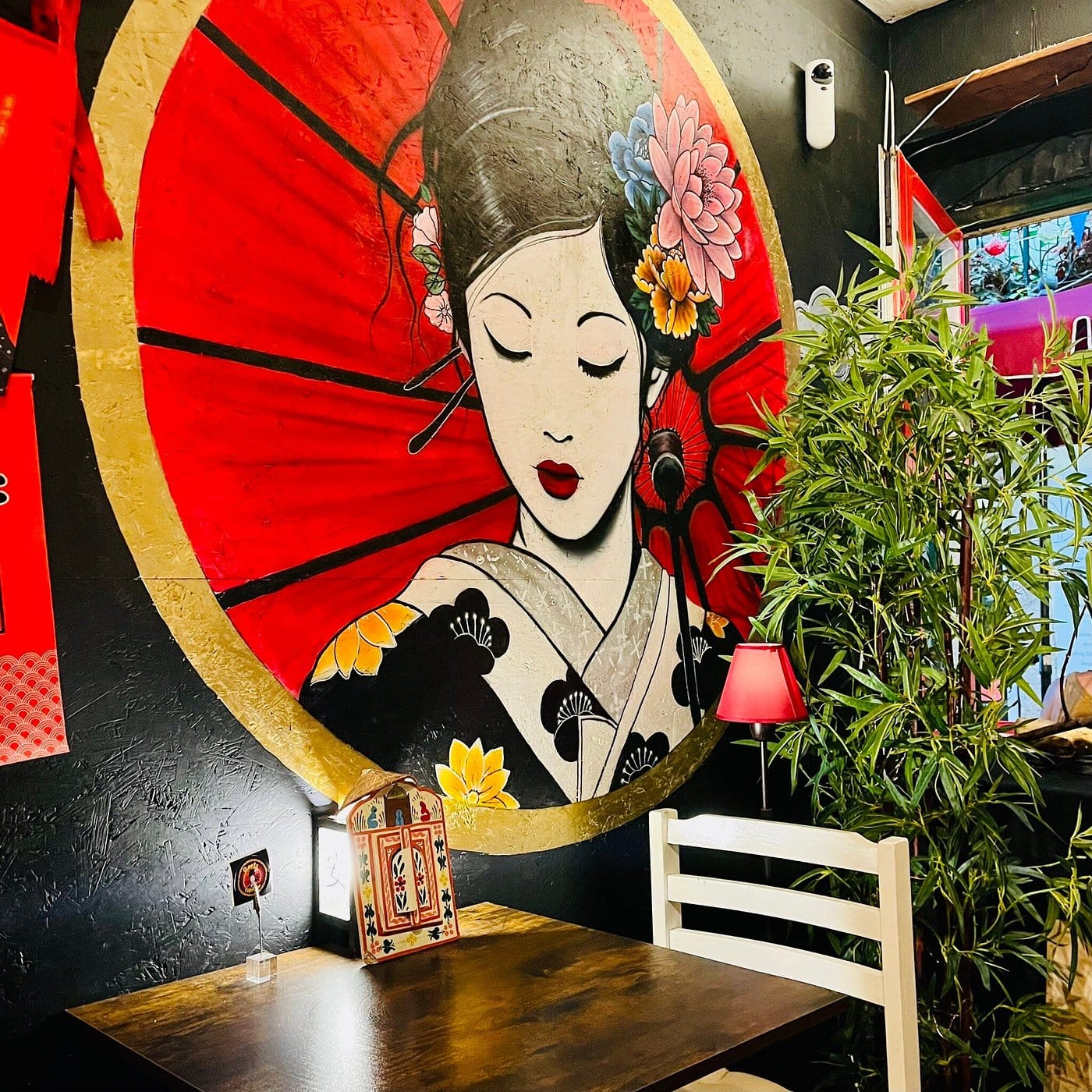 Entrada do Roots Experience de noite