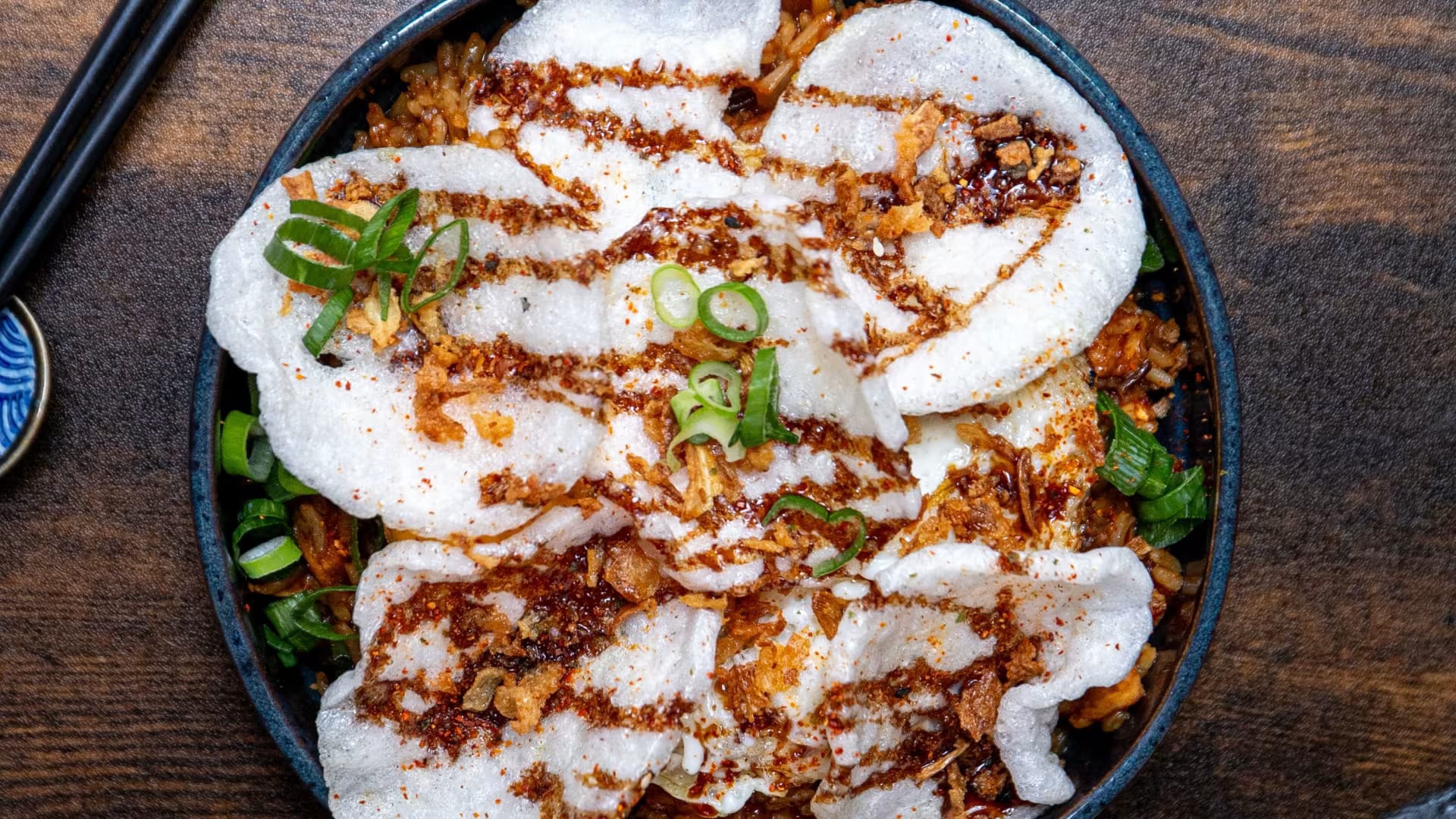 Mural de dragão no interior do Roots