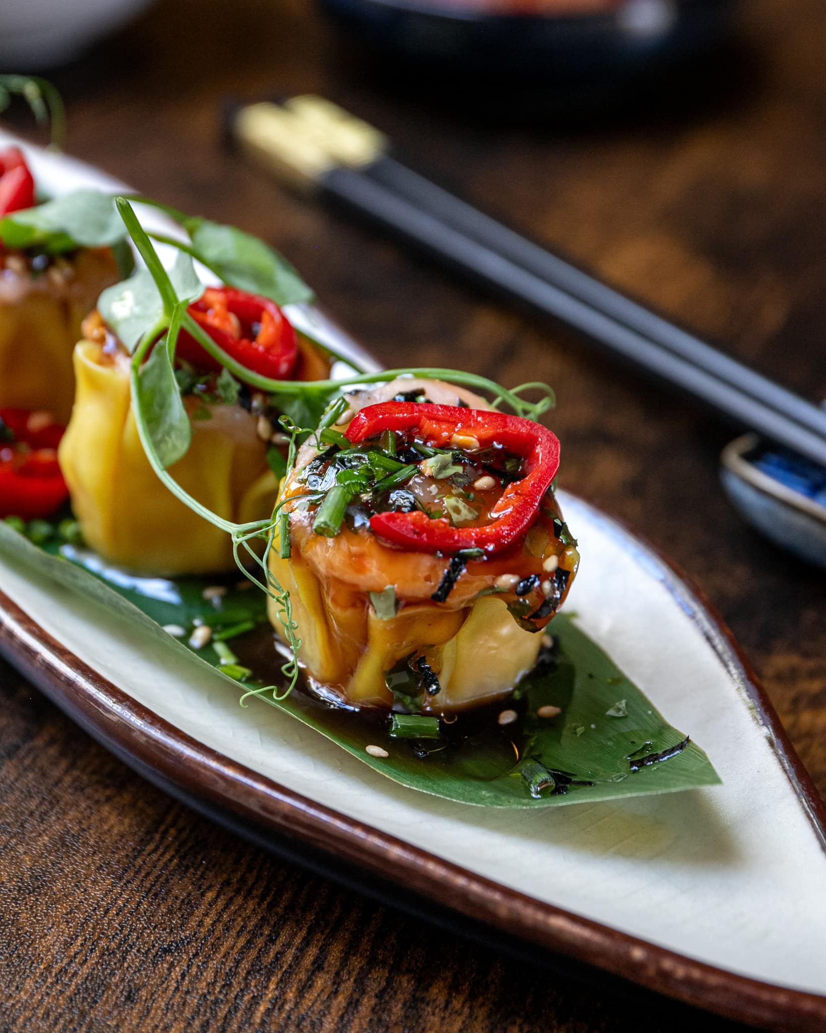 Esplanada do Roots Experience com lanternas